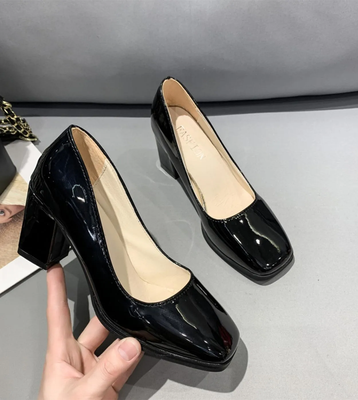 2022 Scarpe da donna Décolleté con punta quadrata Scarpe con plateau in pelle verniciata Tacchi alti Scarpe da barca Ombra Scarp