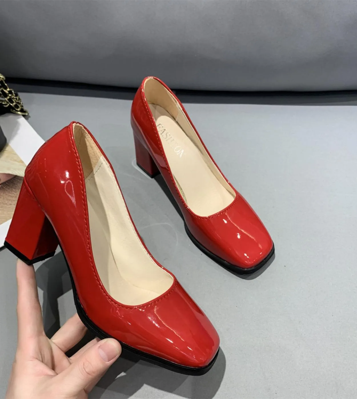 2022 Scarpe da donna Décolleté con punta quadrata Scarpe con plateau in pelle verniciata Tacchi alti Scarpe da barca Ombra Scarp