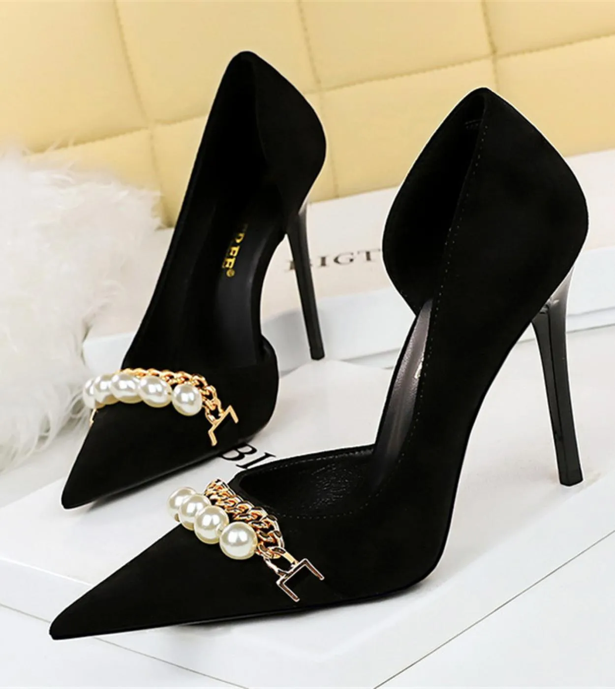 2023 Donna 7cm 11cm Tacchi alti Pompe eleganti di lusso Flock Tacchi bassi Lady Pearl Chain Scarpins Tacchi a spillo Hollow Chur