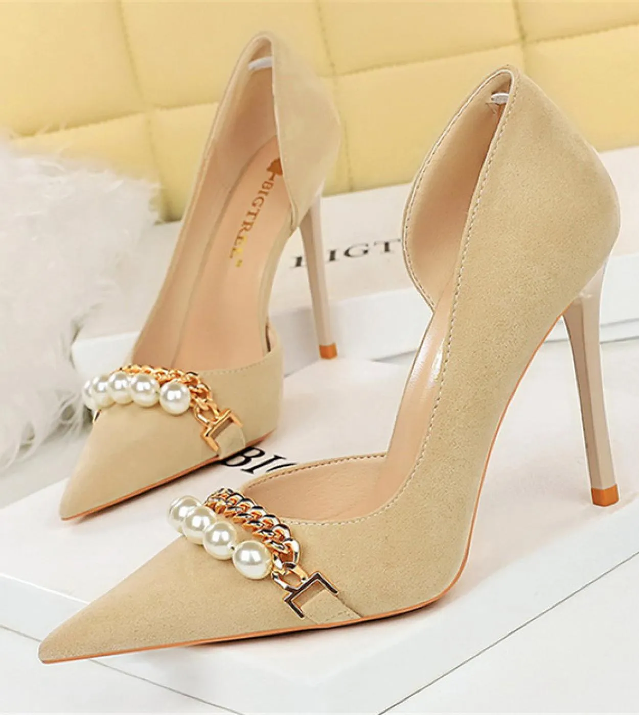 2023 Donna 7cm 11cm Tacchi alti Pompe eleganti di lusso Flock Tacchi bassi Lady Pearl Chain Scarpins Tacchi a spillo Hollow Chur