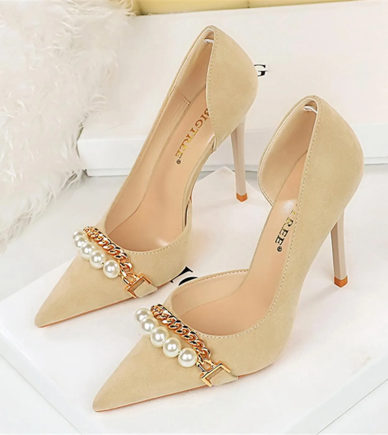 2023 Donna 7cm 11cm Tacchi alti Pompe eleganti di lusso Flock Tacchi bassi Lady Pearl Chain Scarpins Tacchi a spillo Hollow Chur