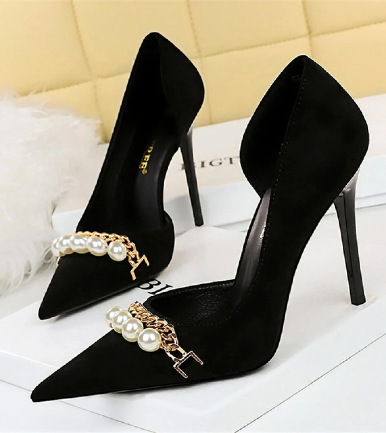 2023 Donna 7cm 11cm Tacchi alti Pompe eleganti di lusso Flock Tacchi bassi Lady Pearl Chain Scarpins Tacchi a spillo Hollow Chur