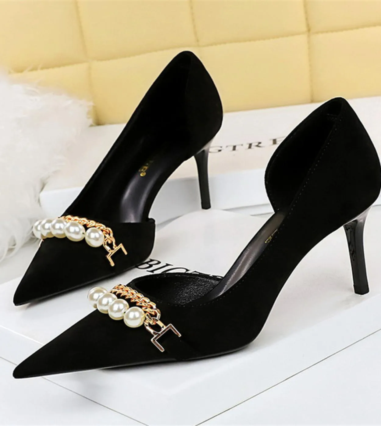 2023 Donna 7cm 11cm Tacchi alti Pompe eleganti di lusso Flock Tacchi bassi Lady Pearl Chain Scarpins Tacchi a spillo Hollow Chur