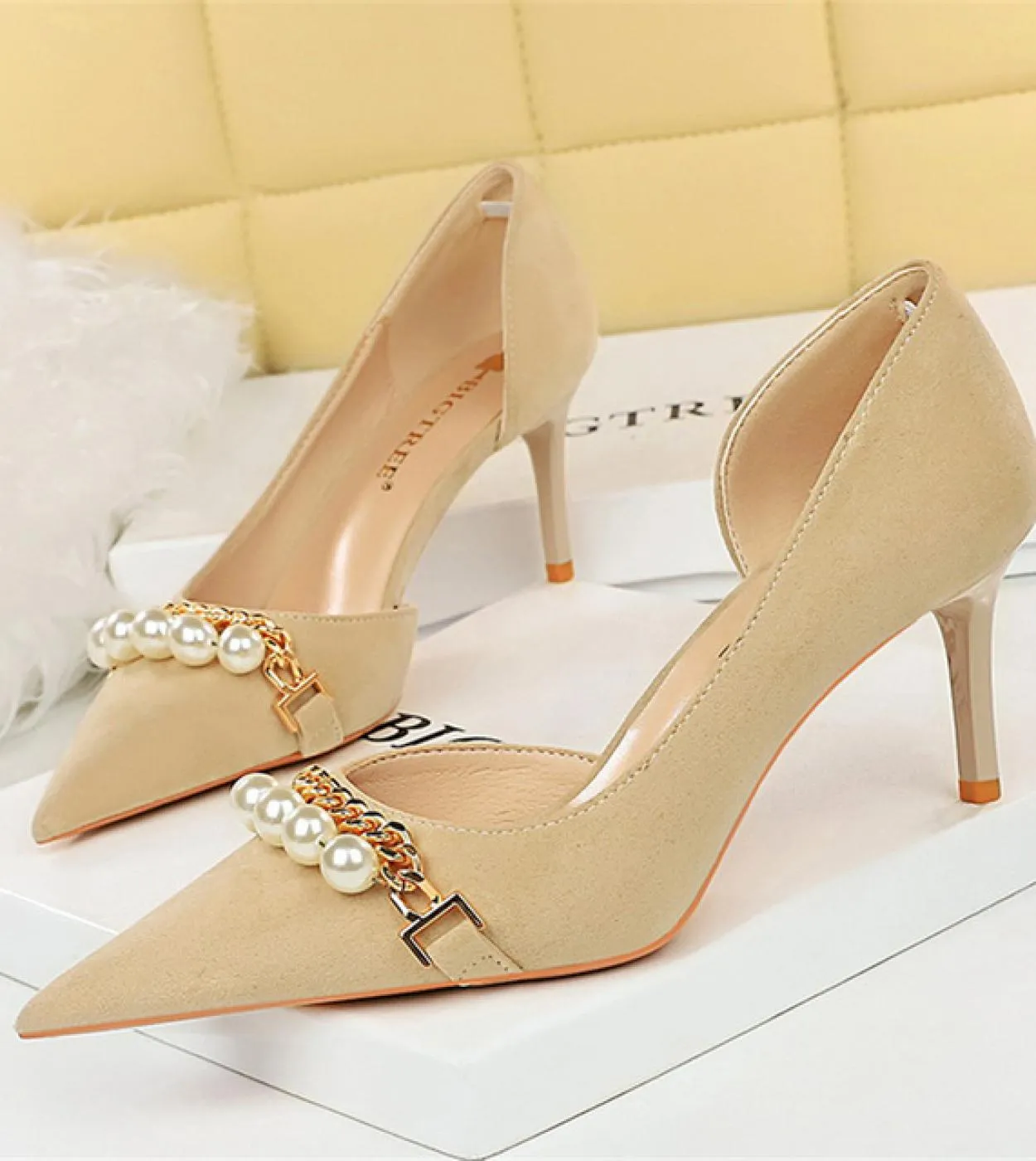 2023 Donna 7cm 11cm Tacchi alti Pompe eleganti di lusso Flock Tacchi bassi Lady Pearl Chain Scarpins Tacchi a spillo Hollow Chur