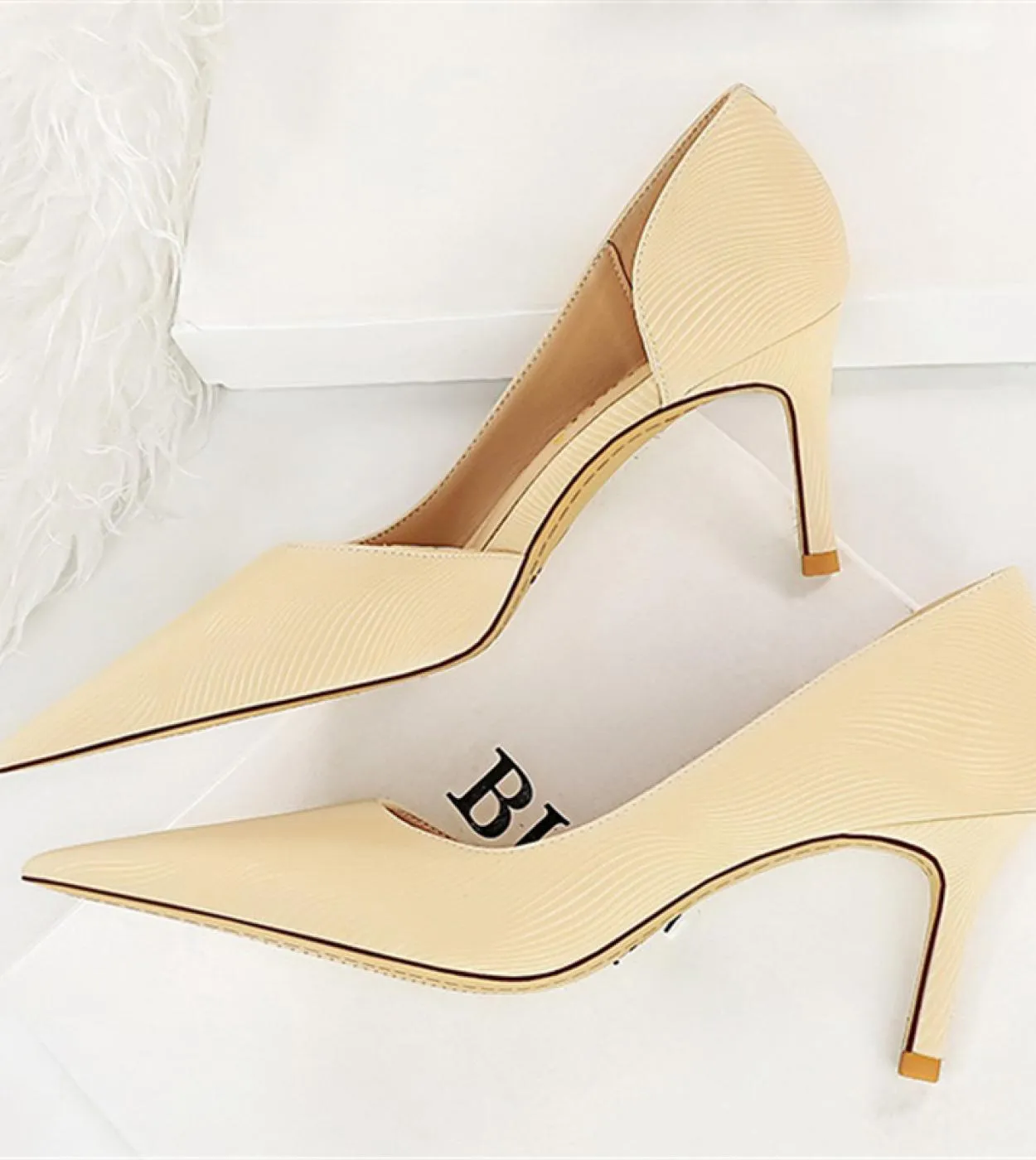 2023 Donna Tacchi medi 7,5 cm Tacchi alti Lady Wedding Tacchi a spillo Tacchi bassi Donna Fetish Fashion Leather Office Party Ev