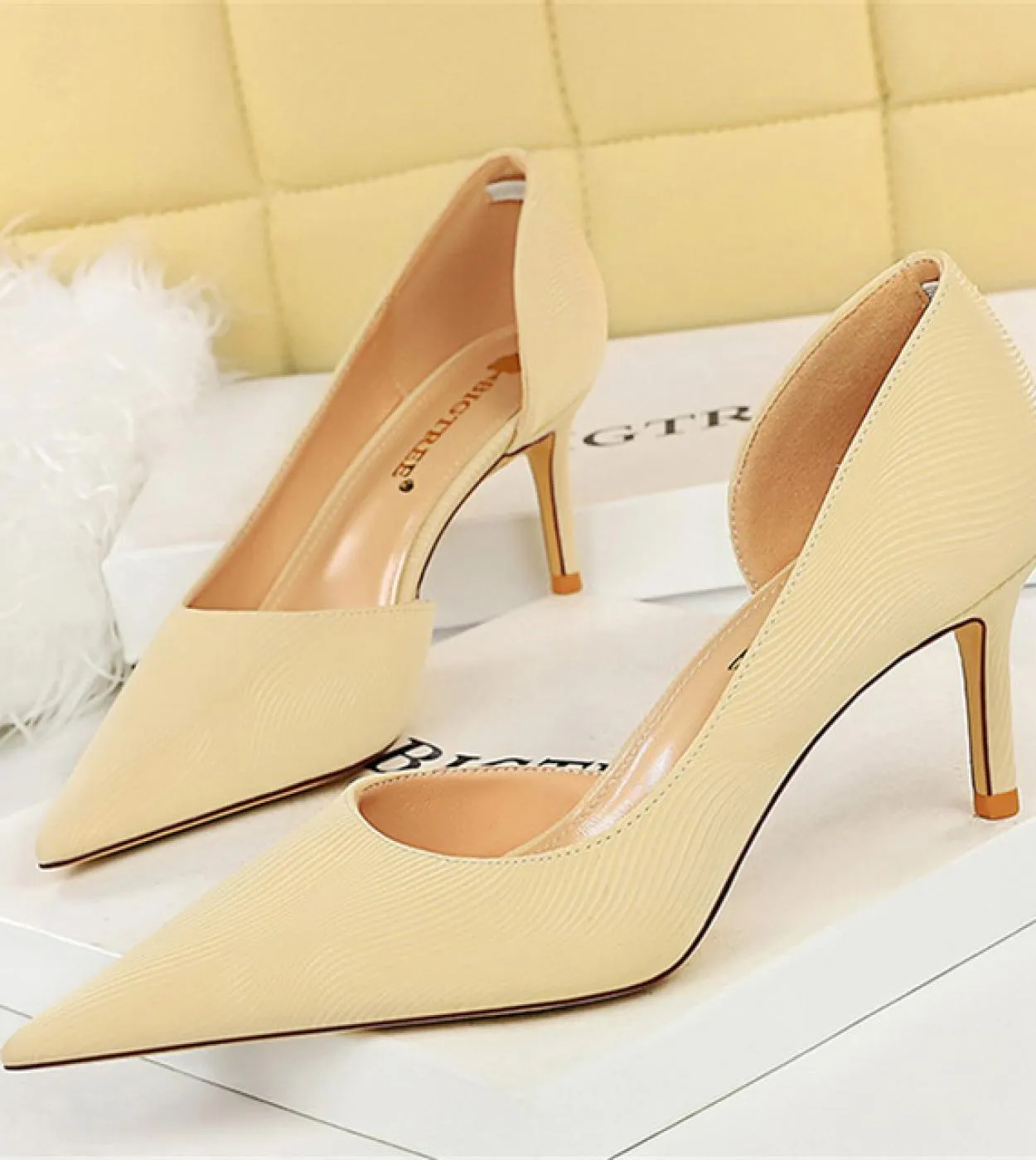 2023 Donna Tacchi medi 7,5 cm Tacchi alti Lady Wedding Tacchi a spillo Tacchi bassi Donna Fetish Fashion Leather Office Party Ev
