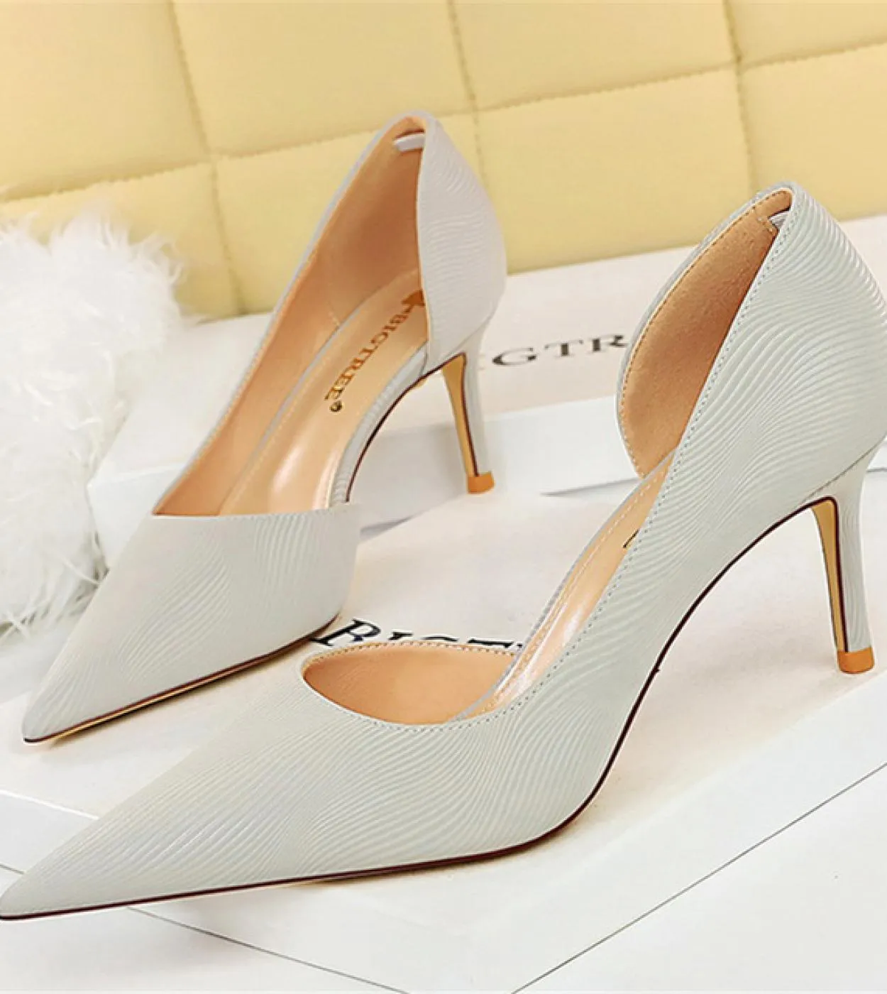 2023 Donna Tacchi medi 7,5 cm Tacchi alti Lady Wedding Tacchi a spillo Tacchi bassi Donna Fetish Fashion Leather Office Party Ev