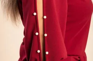 Abito elegante midi con scollo rotondo, maniche 3/4 con spacco e perline decorative Peppina, bordeaux
