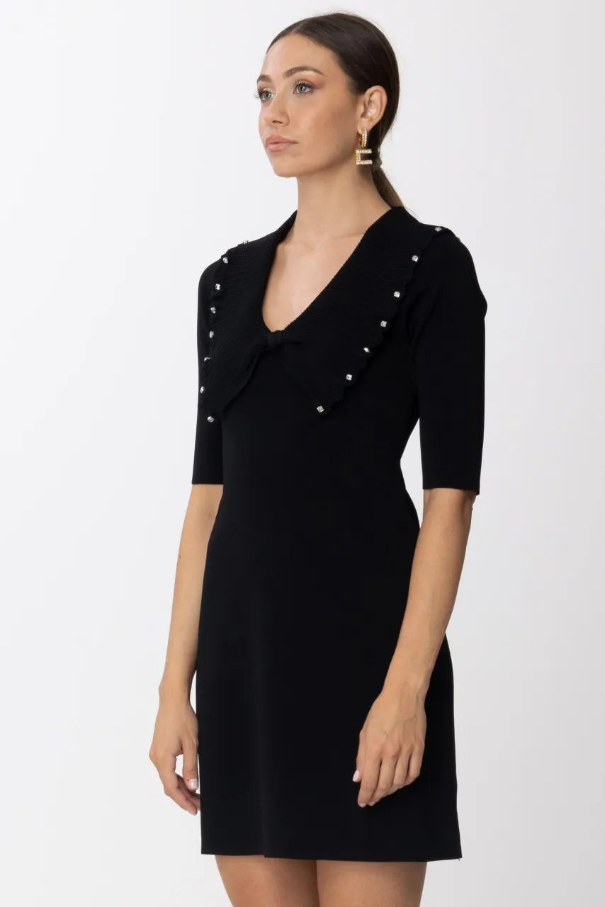 Abito in maglia con maxi colletto e strass Nero