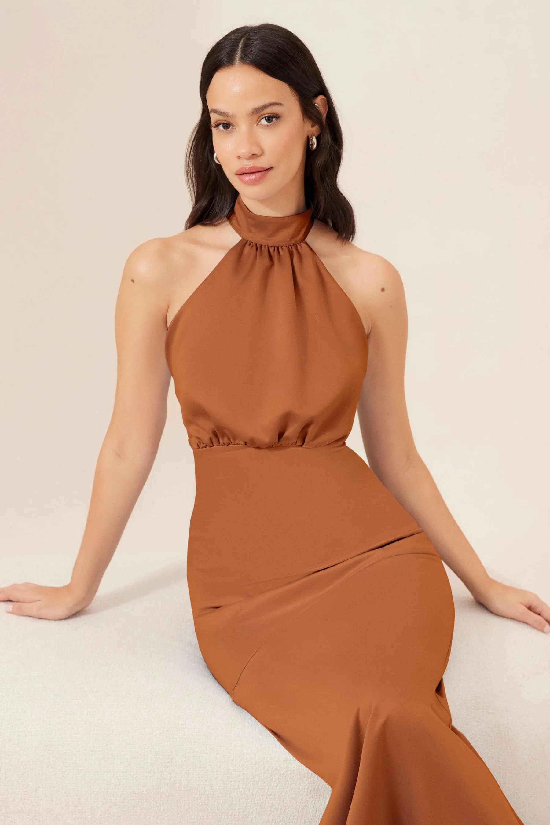 Abito maxi da Satin da damigella d'onore con scollo Lipsy con scollo all'americana