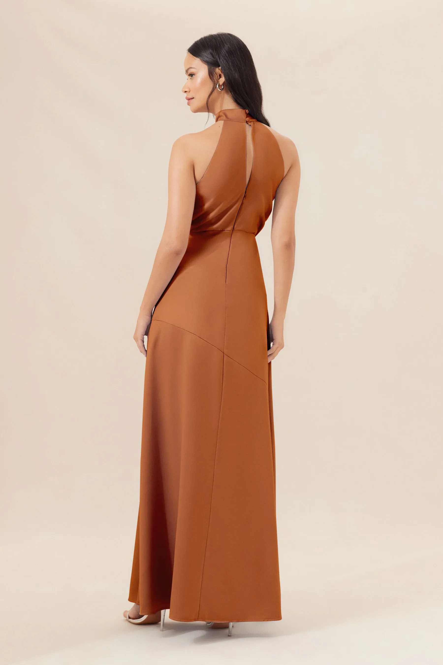 Abito maxi da Satin da damigella d'onore con scollo Lipsy con scollo all'americana