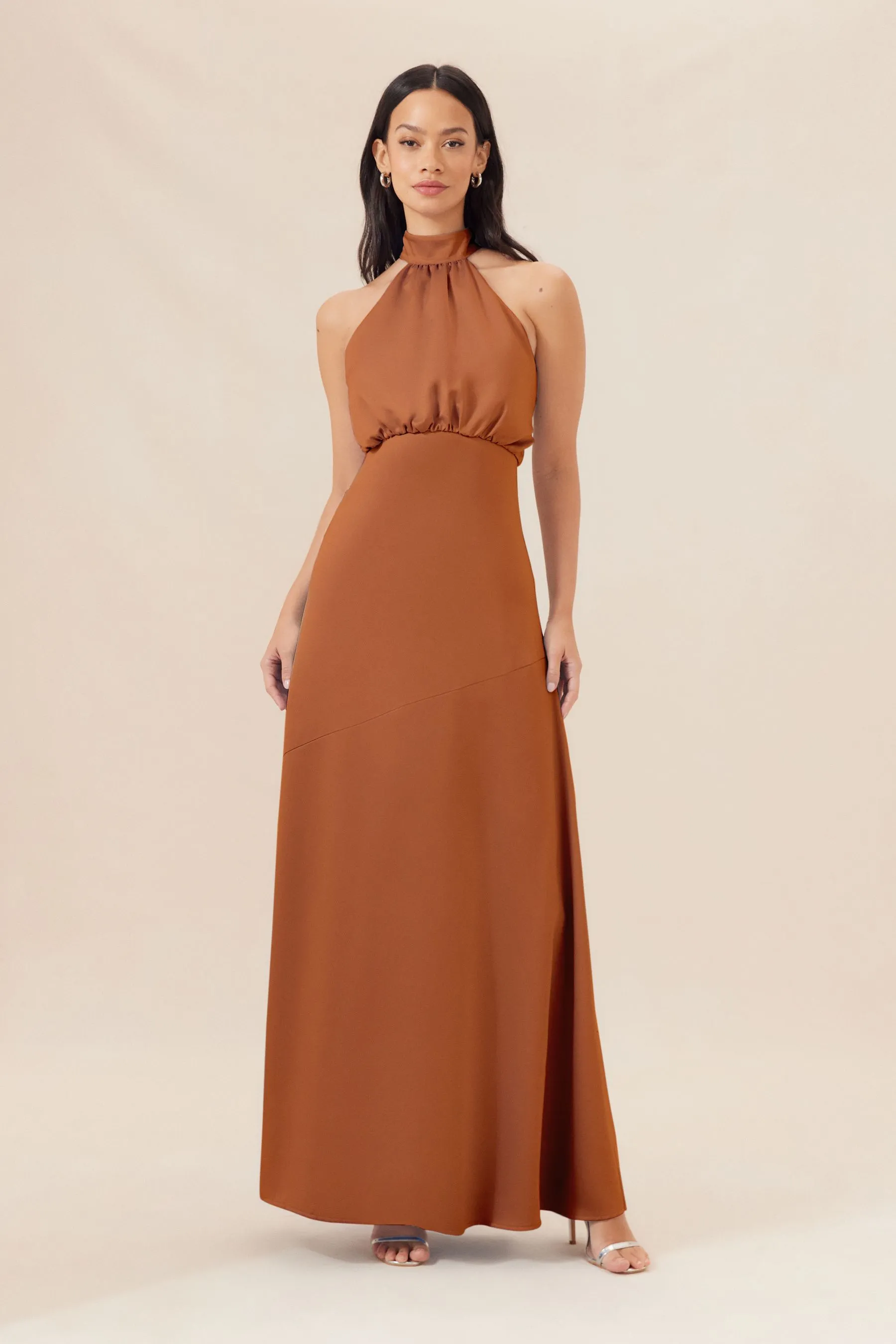 Abito maxi da Satin da damigella d'onore con scollo Lipsy con scollo all'americana