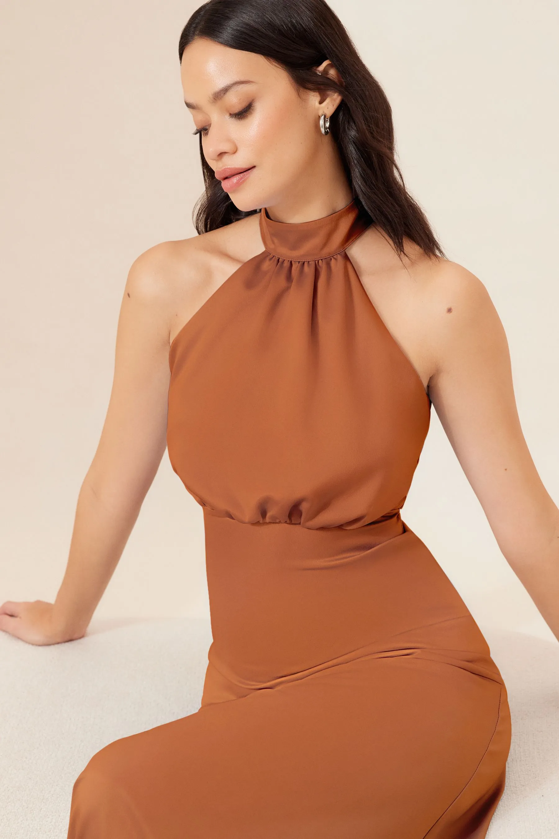 Abito maxi da Satin da damigella d'onore con scollo Lipsy con scollo all'americana