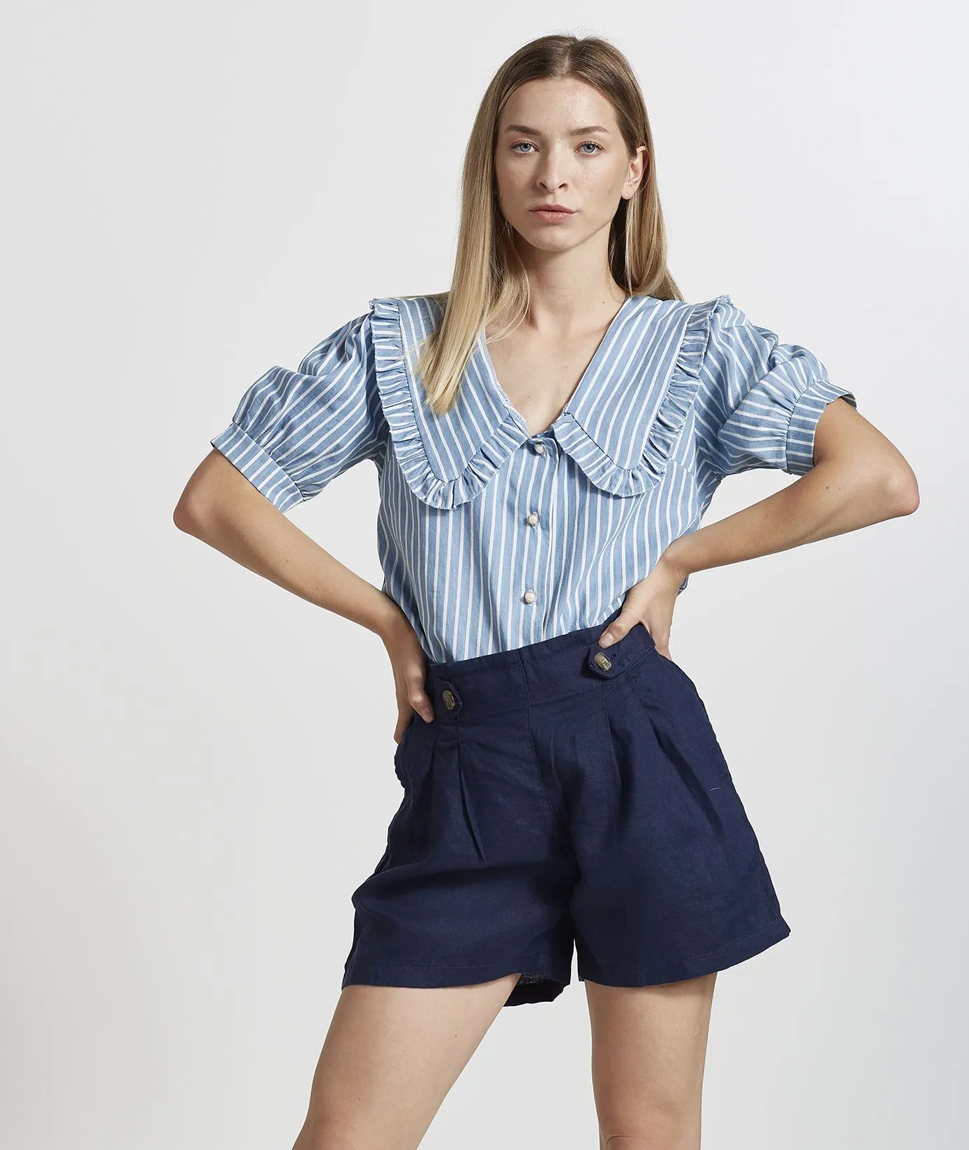 Camicia azzurra a righe bianche