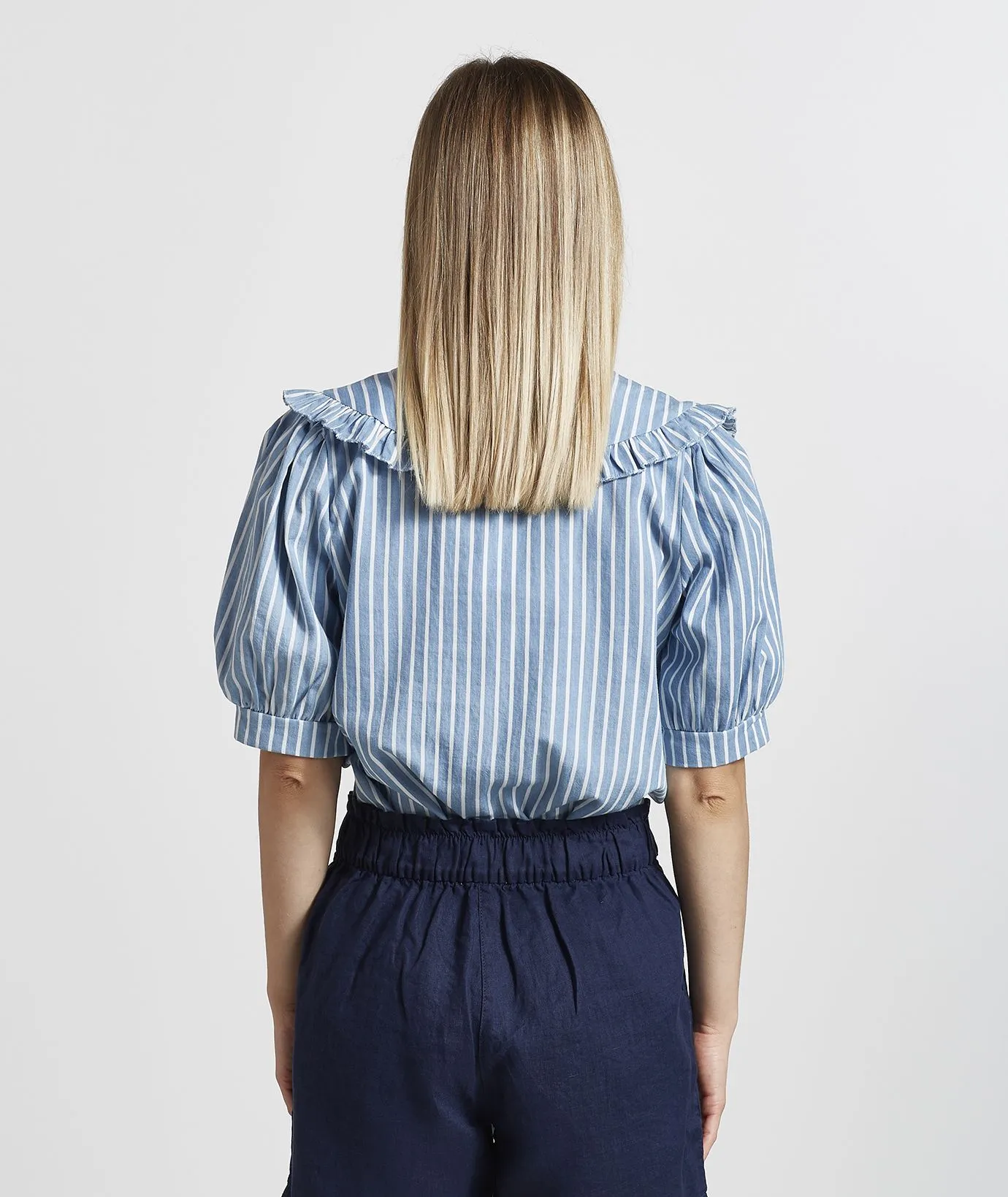 Camicia azzurra a righe bianche