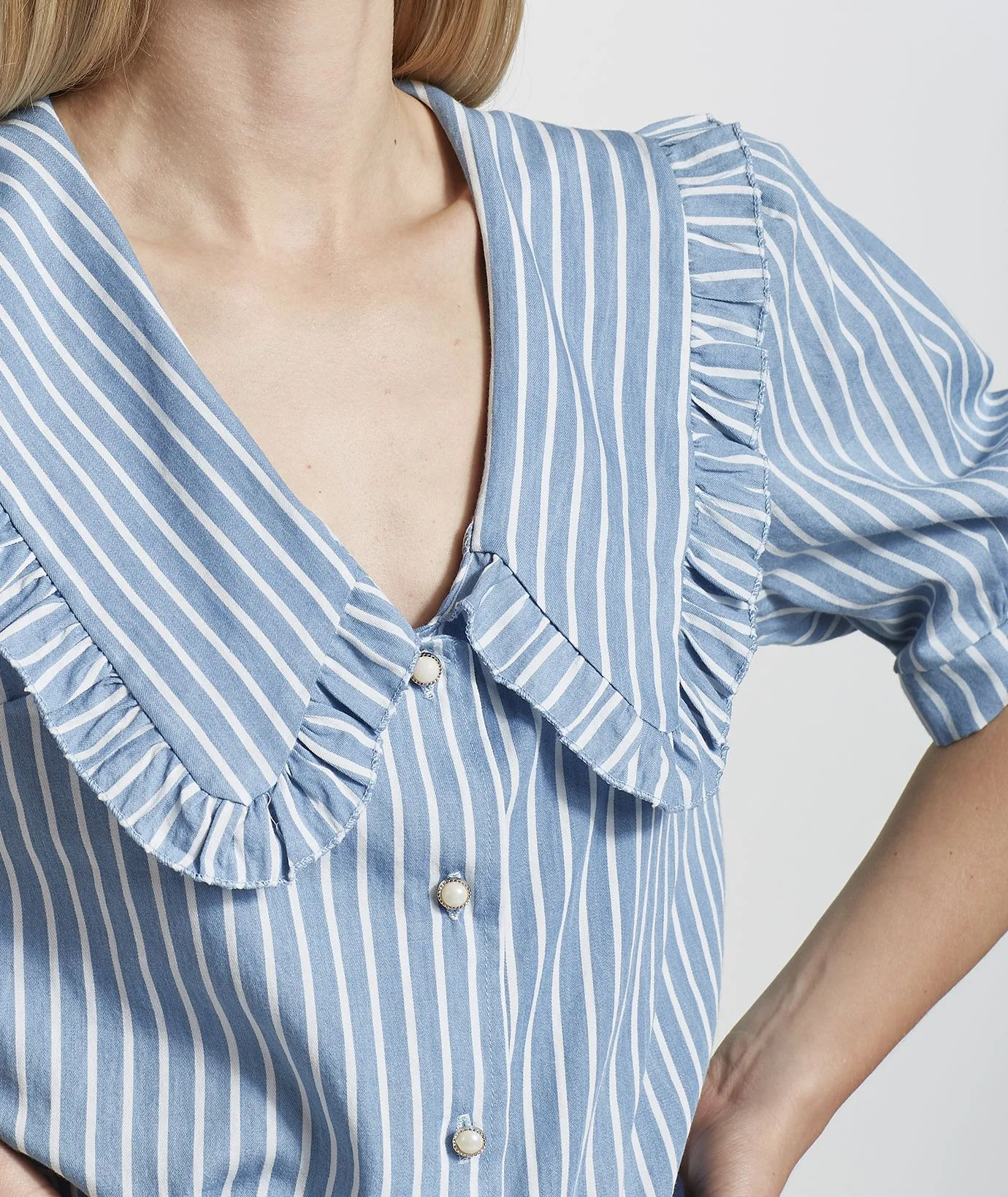 Camicia azzurra a righe bianche