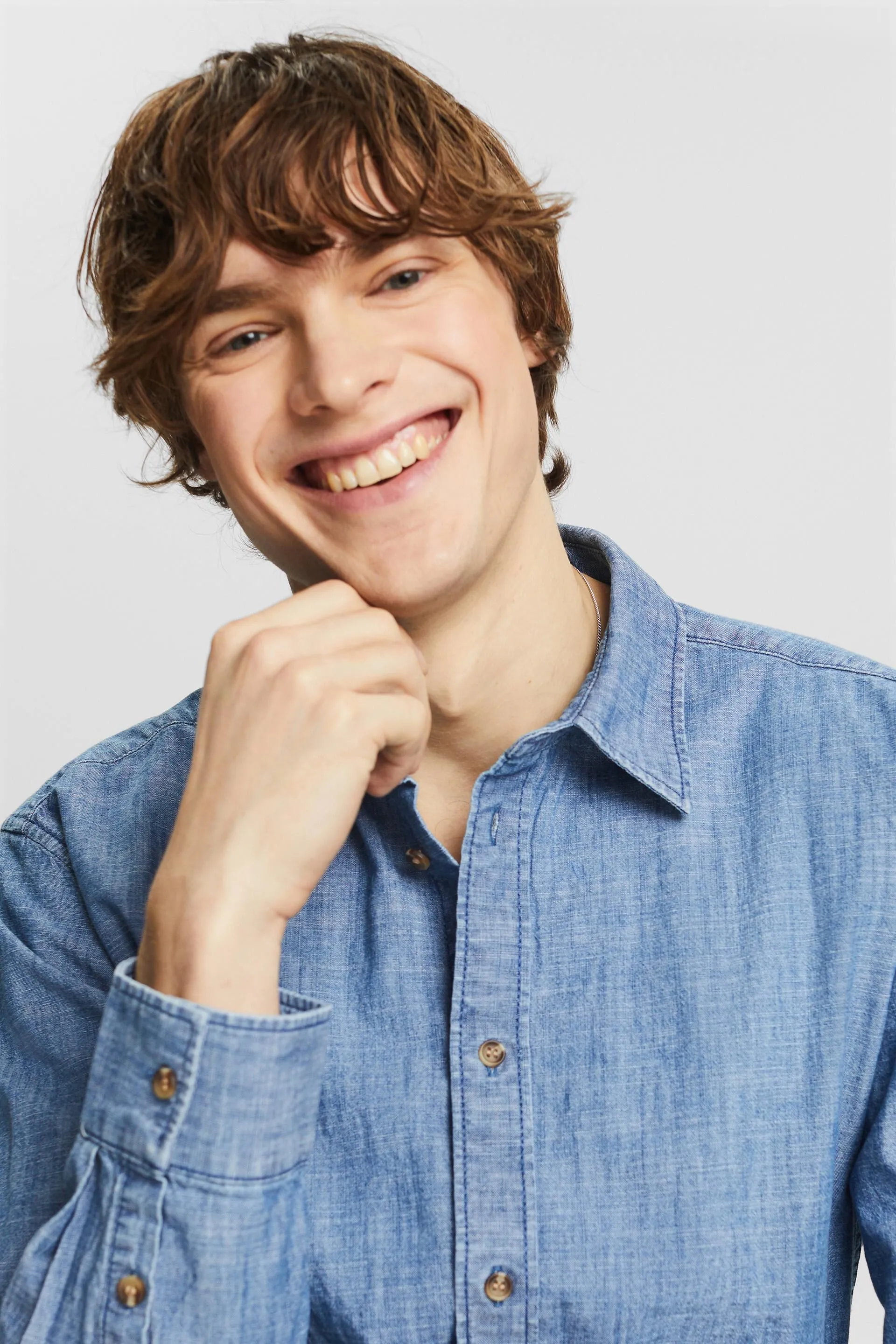 Camicia in chambray con colletto button down