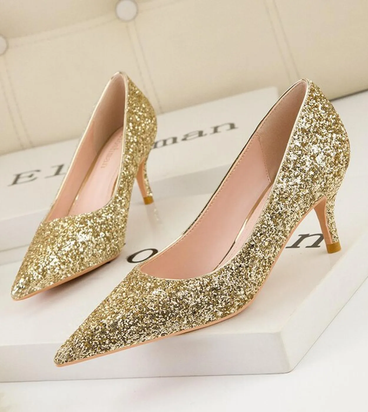 Scarpe da donna in tessuto con paillettes Décolleté con tacchi alti bassi dorati Punta a punta Eleganti scarpe da sposa per fest