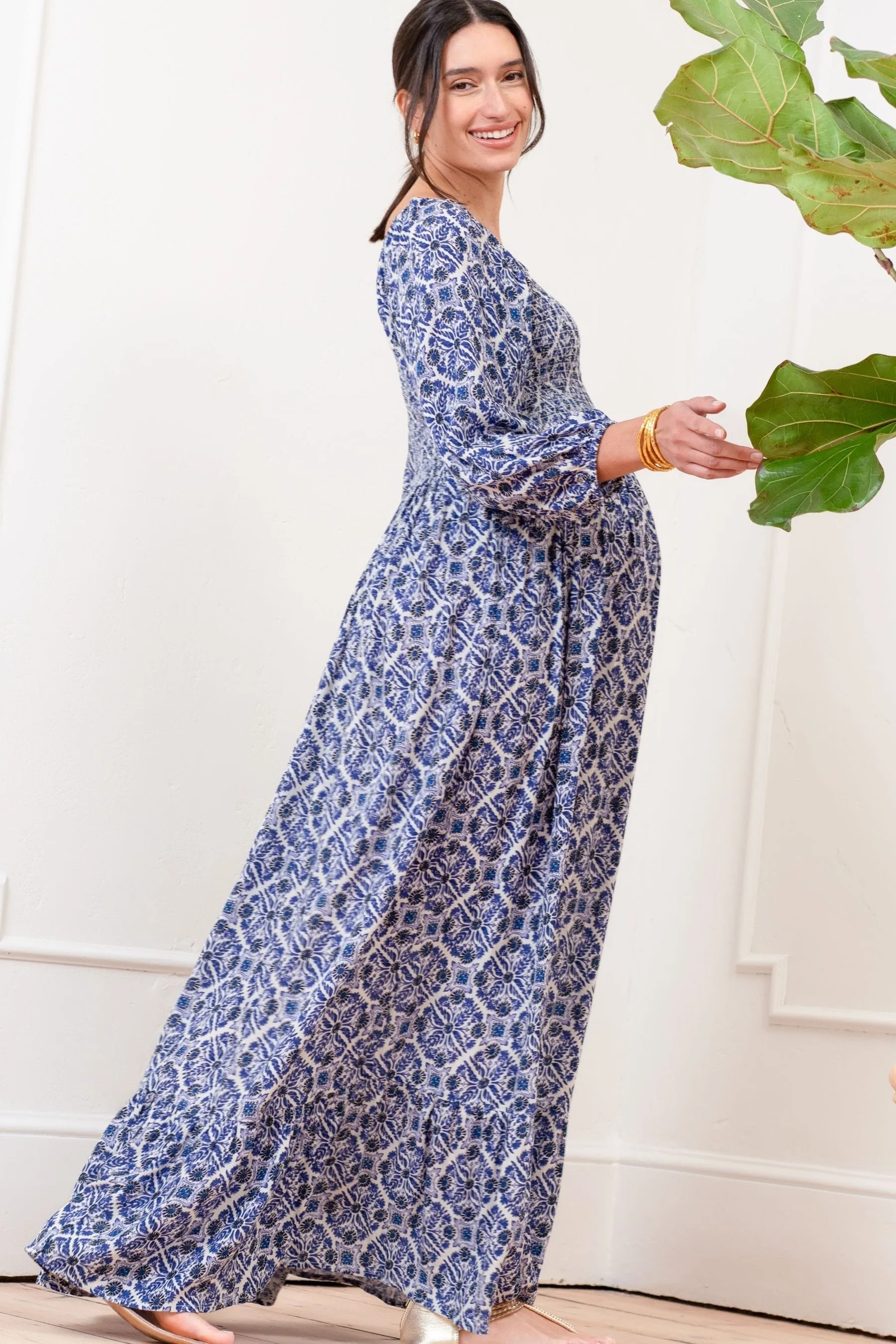 Seraphine Blu - Abito maxi premaman in crêpe con corpino arricciato