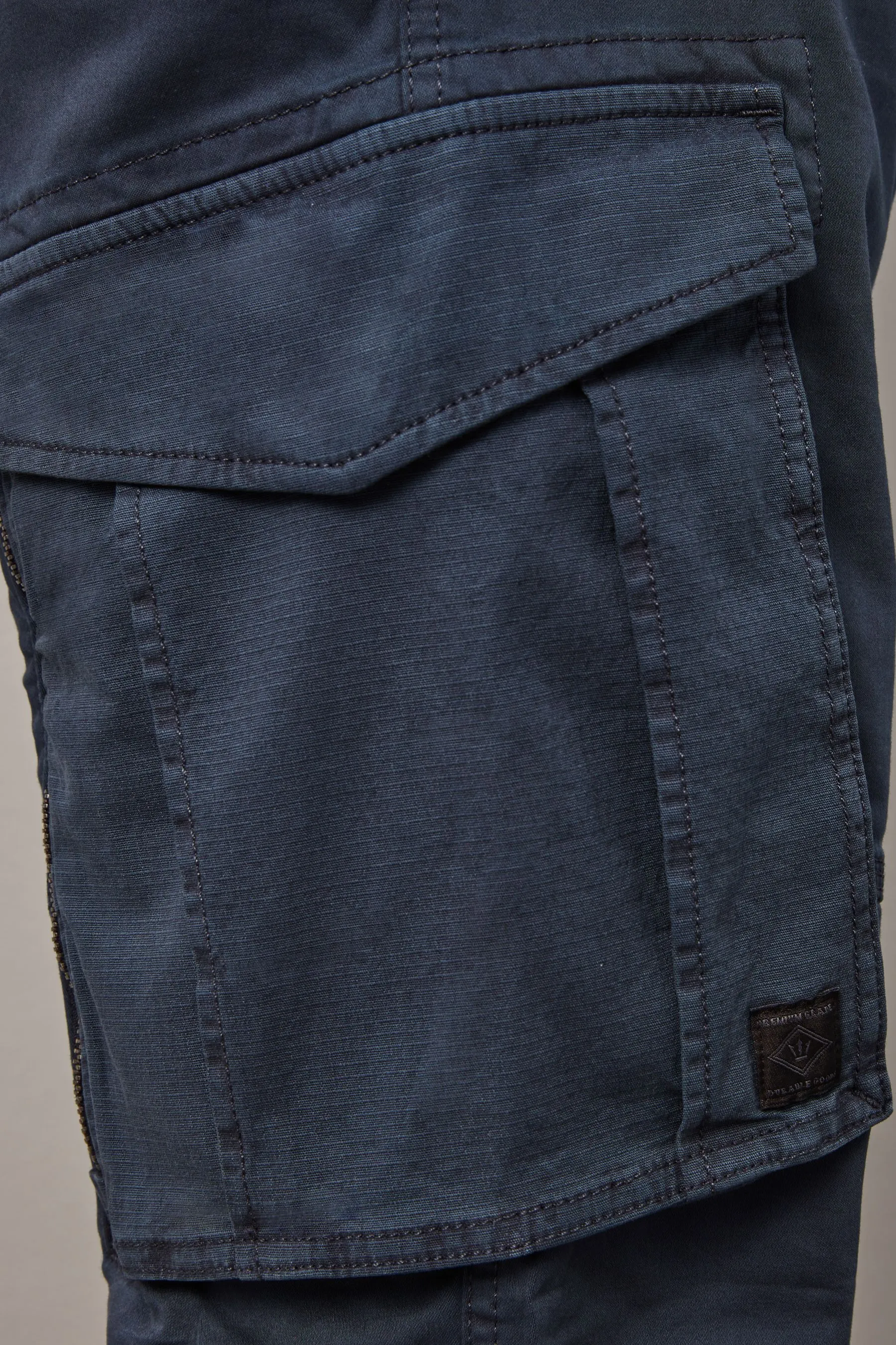 Shorts cargo elasticizzati con zip