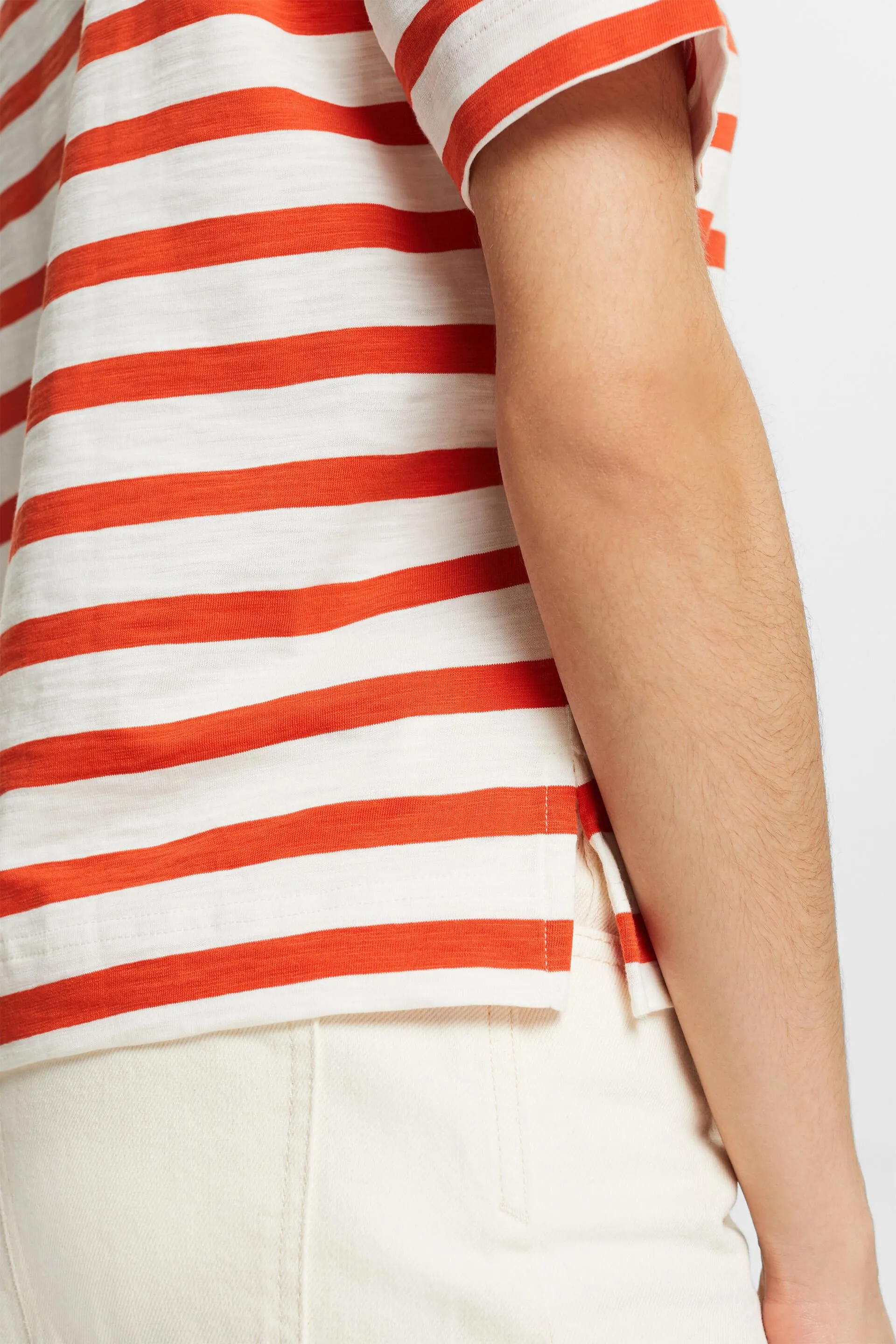 T-shirt a righe con scollo a V
