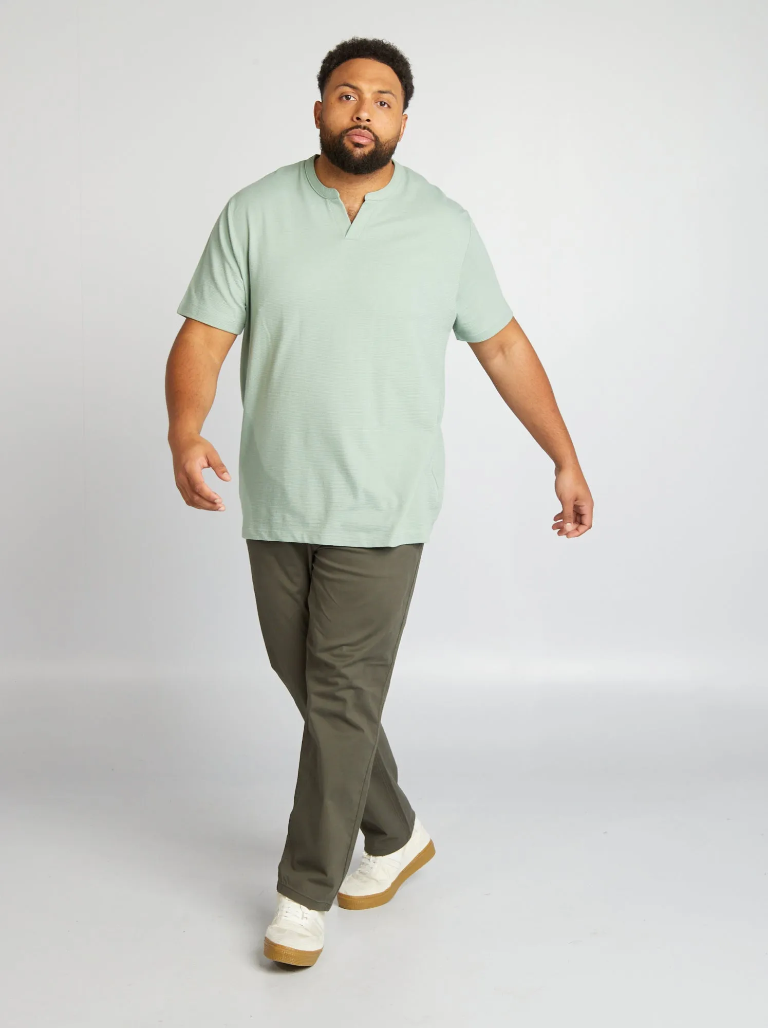 T-shirt con collo alla coreana a V - VERDE