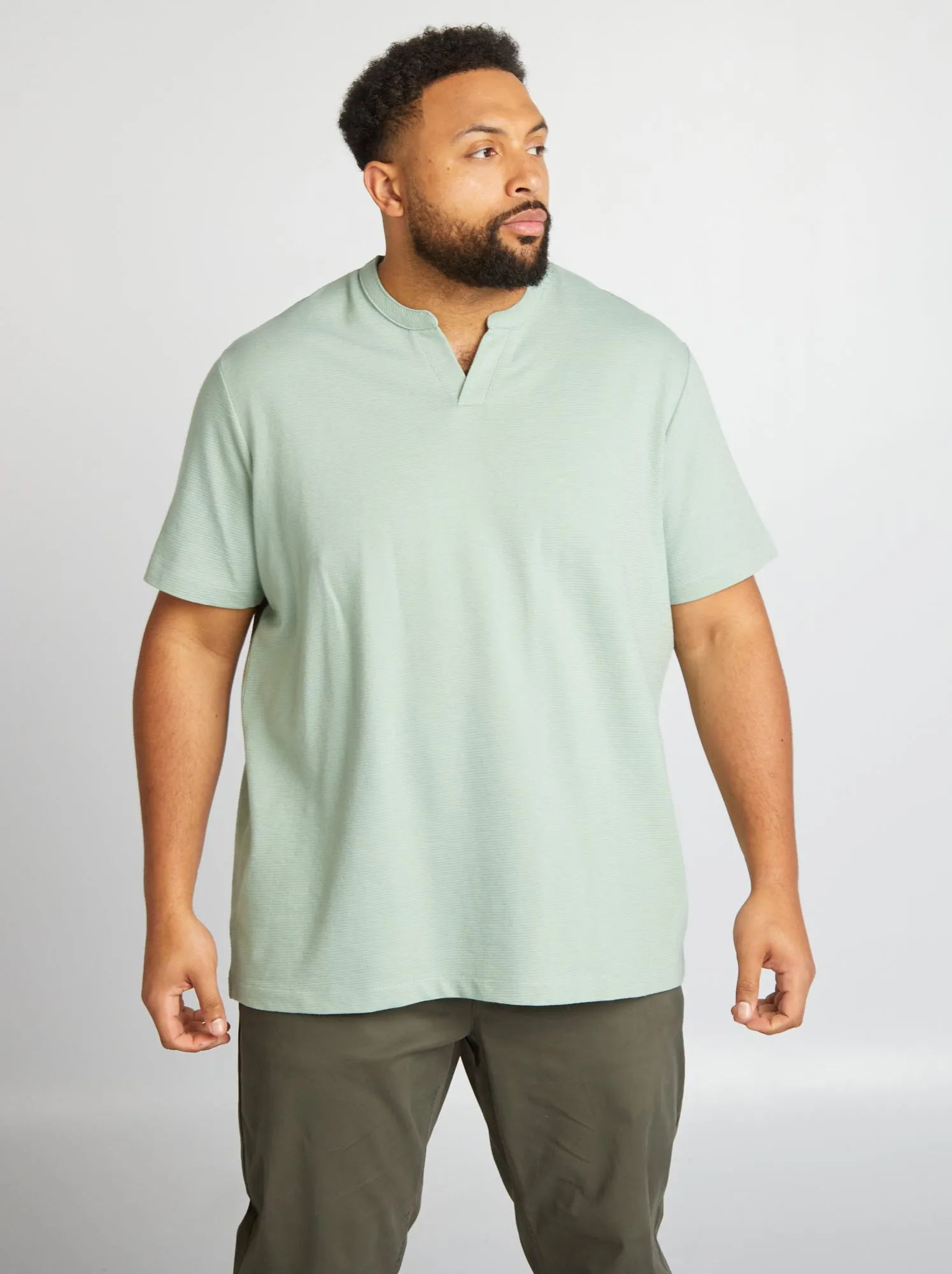 T-shirt con collo alla coreana a V - VERDE
