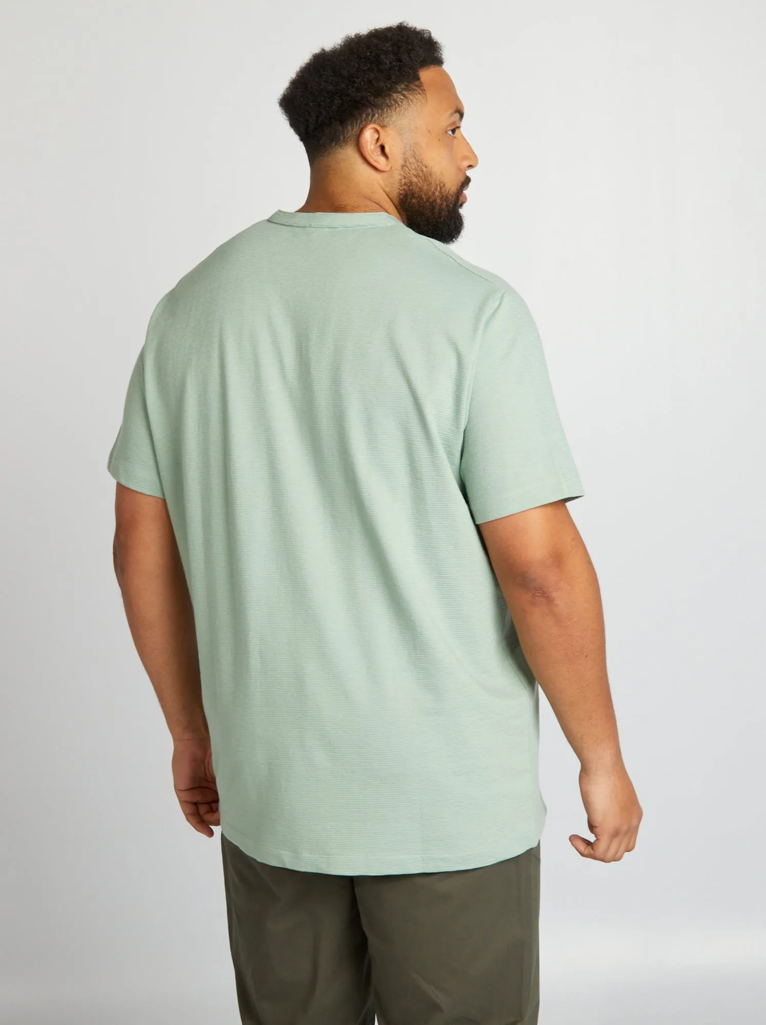 T-shirt con collo alla coreana a V - VERDE
