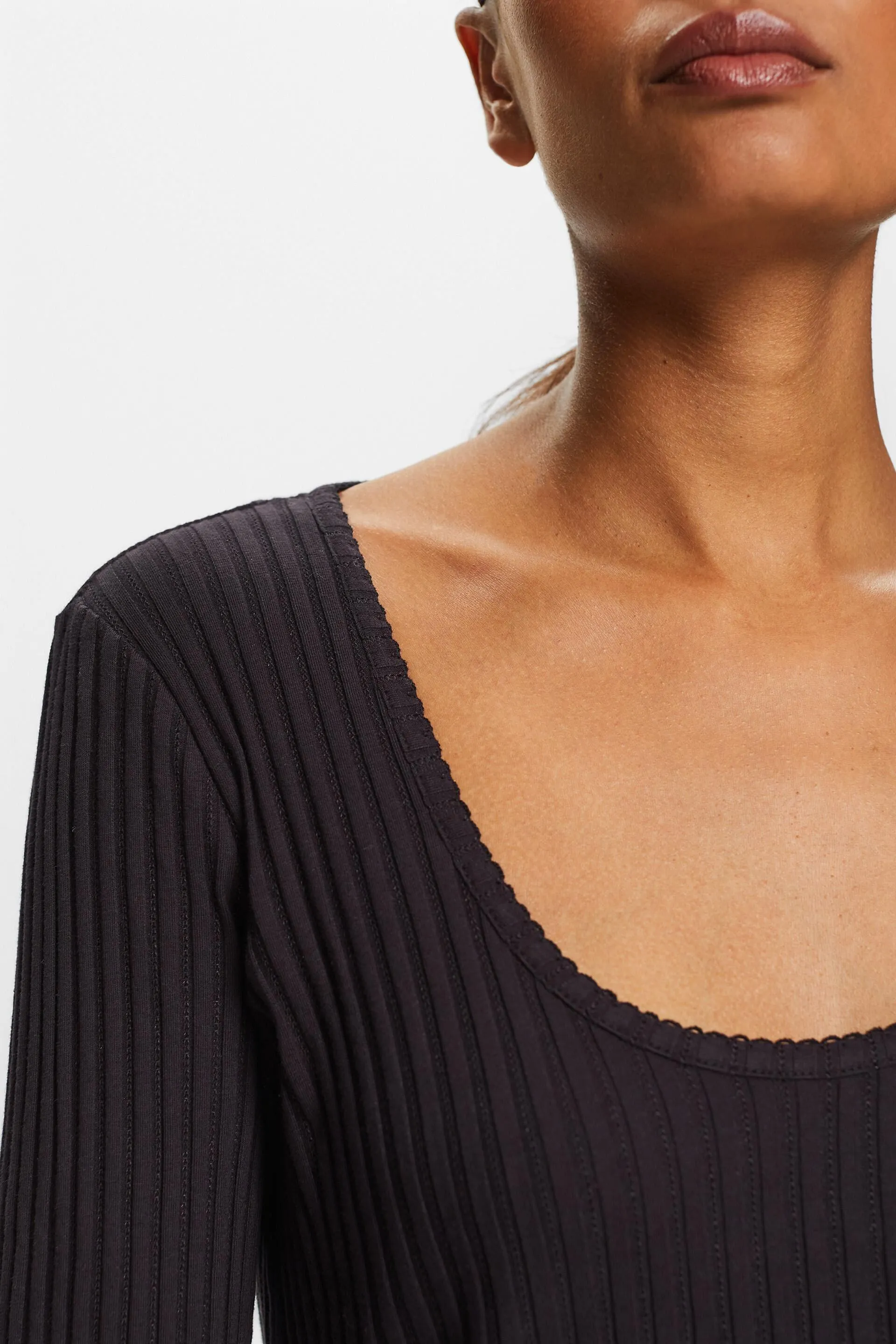 Top con scollo rifinito pointelle