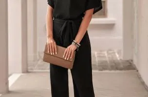Tuta fashion con pantaloni lunghi ampi e maniche corte Nelia, nera